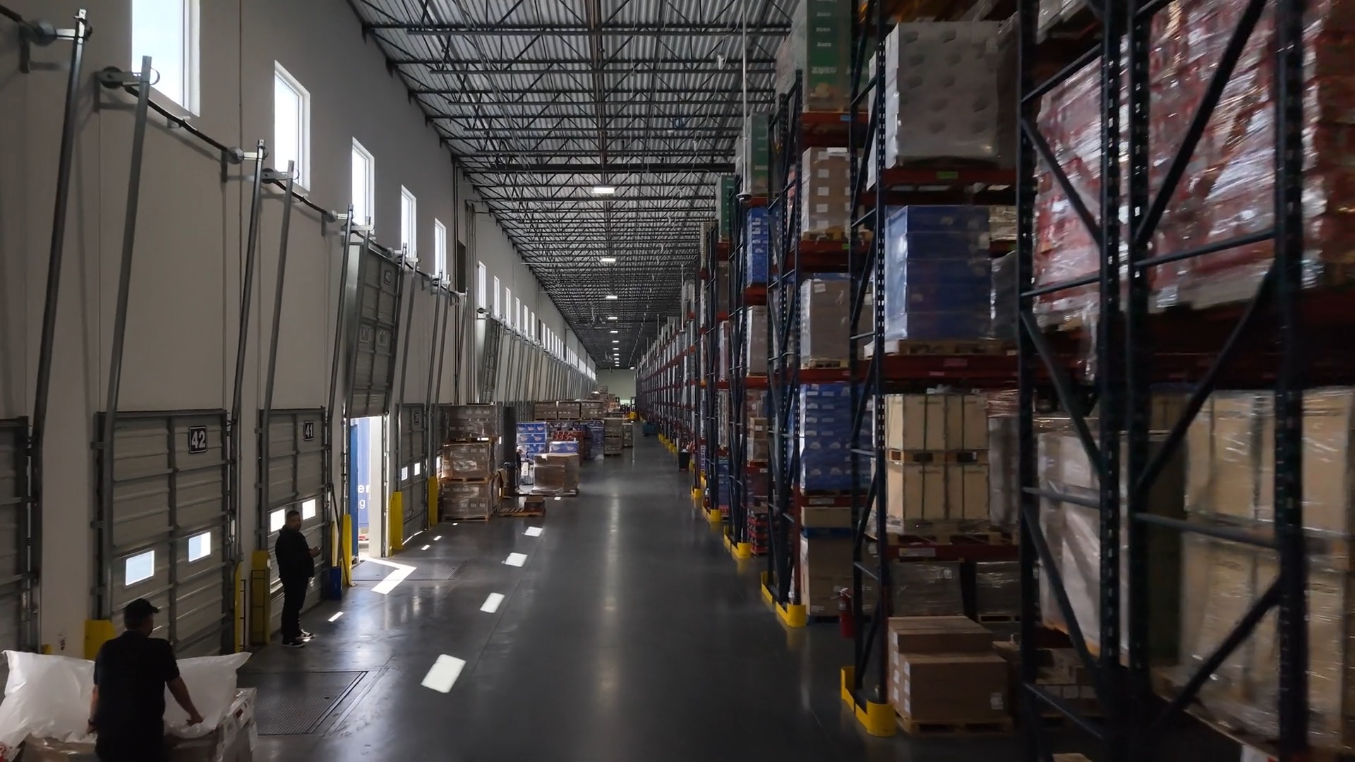 Loading docks and racking inside a SaborCol temperature-controlled warehouse